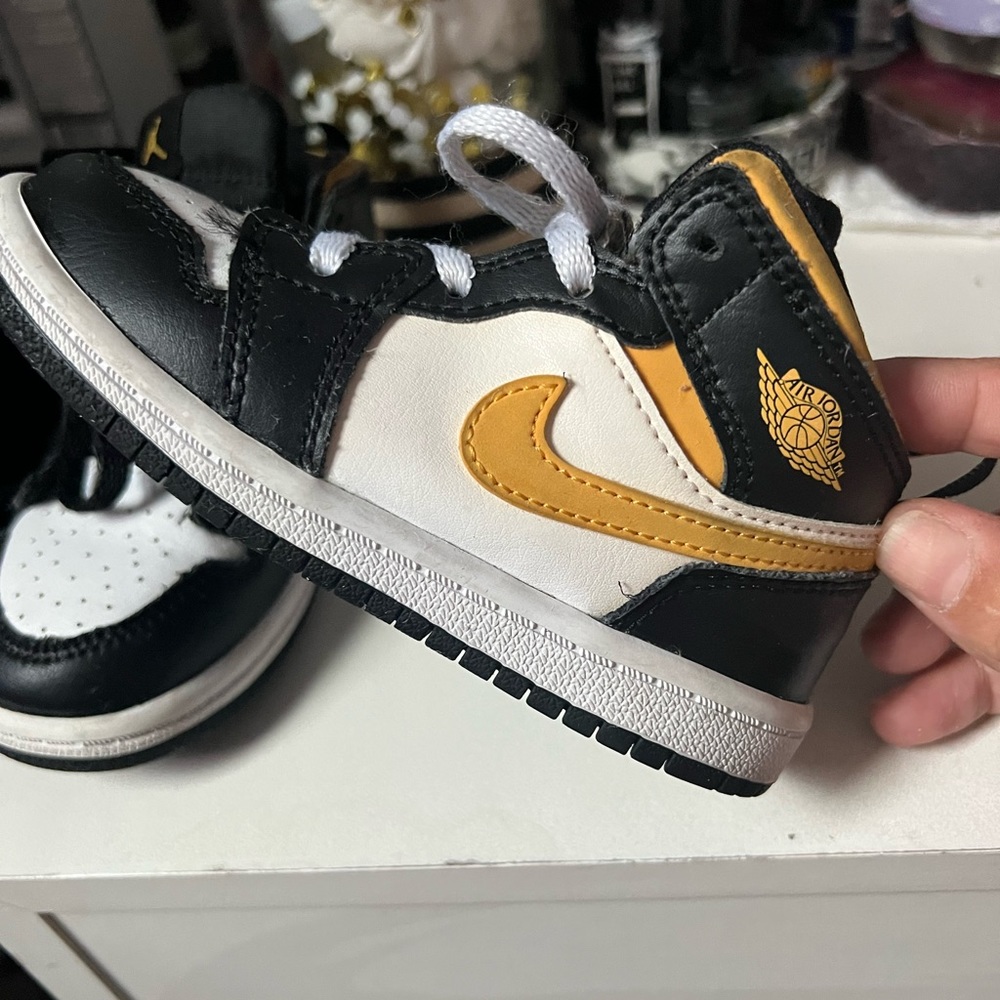Jordan 1 pollen black and whites size 8 toddler